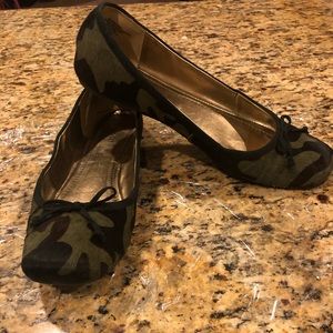 Nine West Green Camo Calf Hair Flats Size 10M